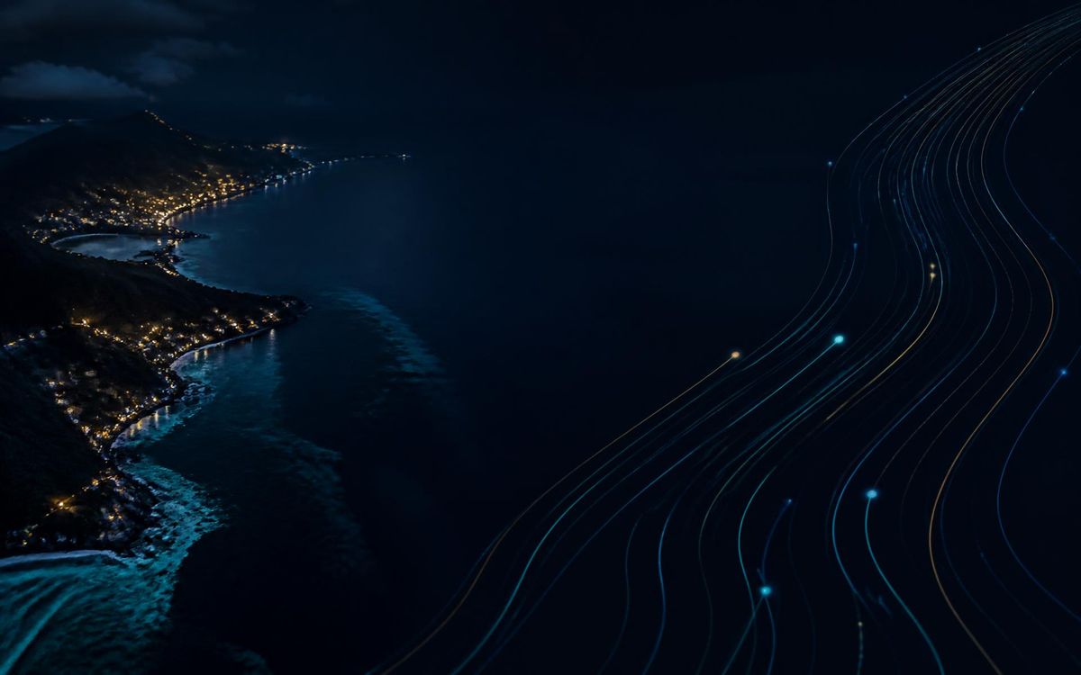 Côte de Saint-Barthélemy la nuit traversée de traînées de lumière fibre optique